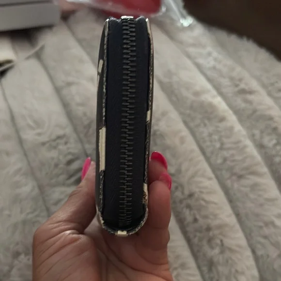 Dolce & Gabbana Black Wallet with Shoe Motif - Picture 5 of 9